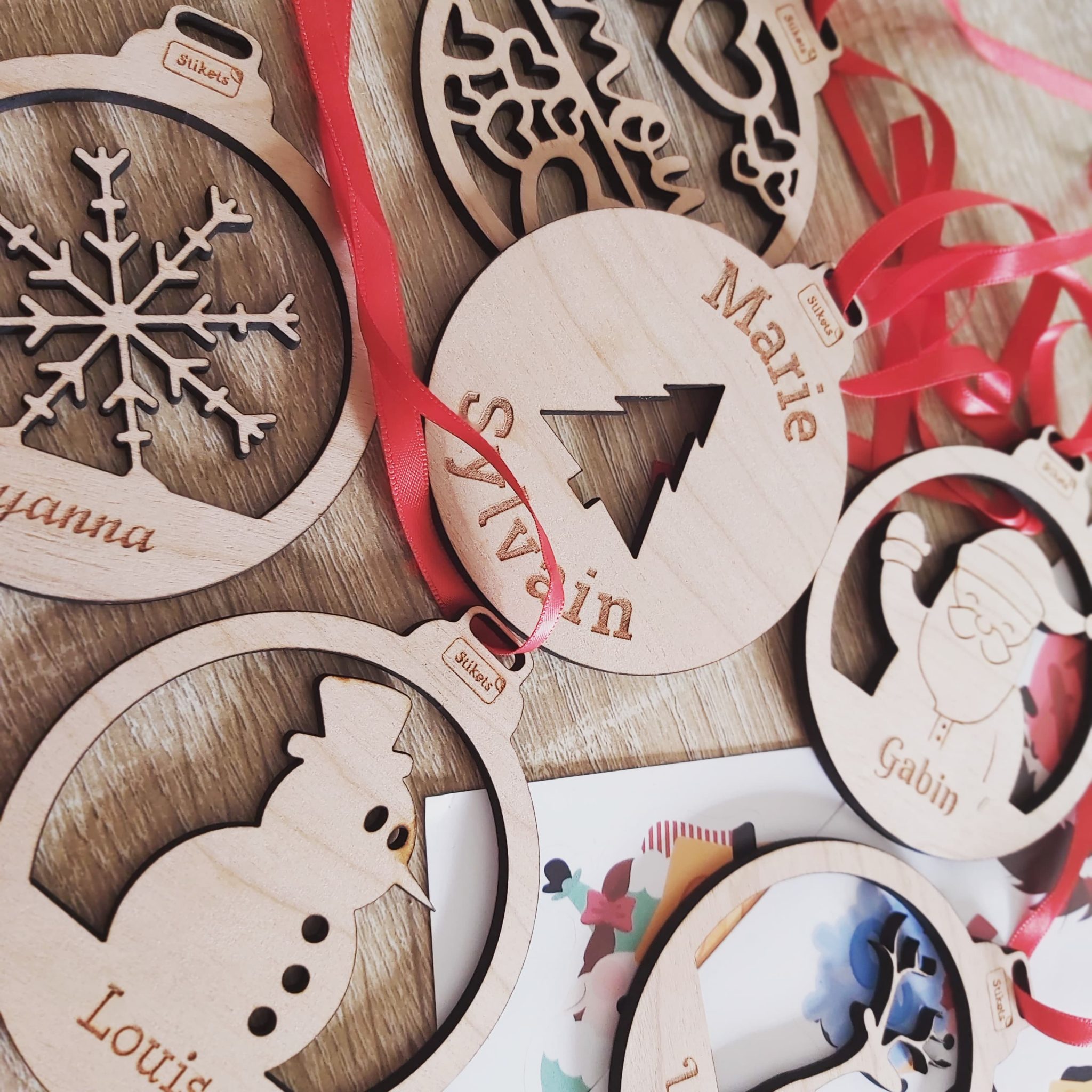 Mes boules de Noel personnalisées STIKETS - UNE MINUTE DE BEAUTE